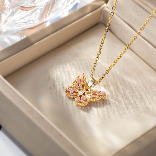 Schmetterlingskette von Aurifly in Goldfarbe mit pinkem Anhänger