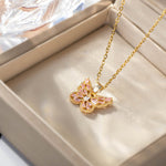 Schmetterlingskette von Aurifly in Goldfarbe mit pinkem Anhänger