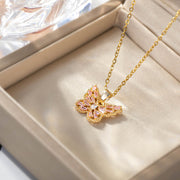 Schmetterlingskette von Aurifly in Goldfarbe mit pinkem Anhänger